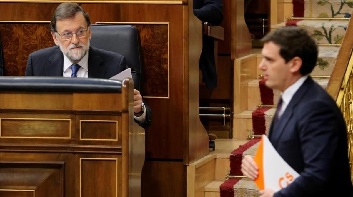 Albert Rivera pasa ante Mariano Rajoy en el hemiciclo del Congreso