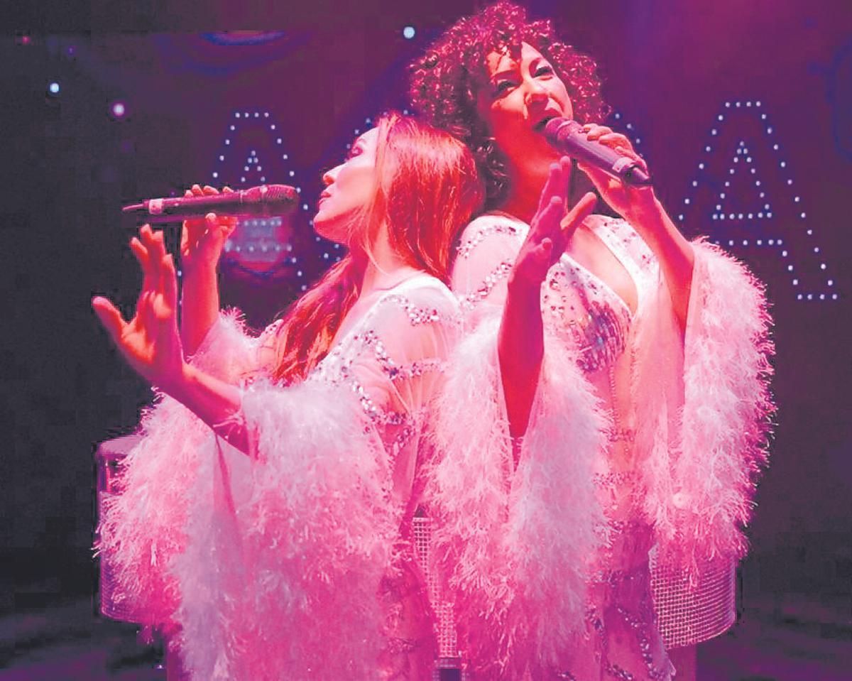 Un viaje por la música de los 70, 80 y 90 en Aspe con Yllana