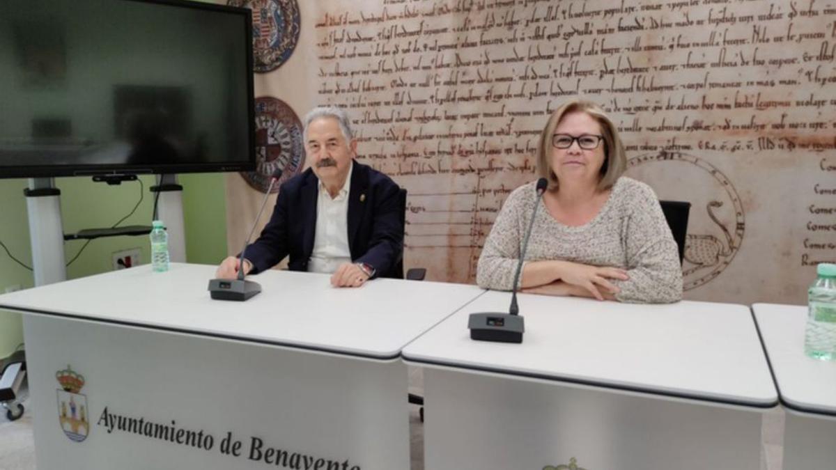 El presidente de San Crispín, José Luis Jiménez, y la concejala de Cultura, Marian Martínez, en la presentación del ciclo. | E. P.