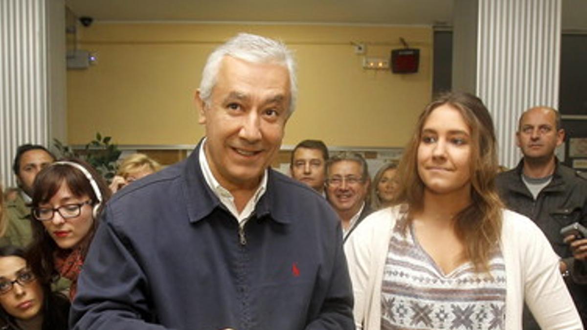 Javier Arenas junto a su hija Marta, votando en el colegio electoral de Las Tres Mil Viviendas