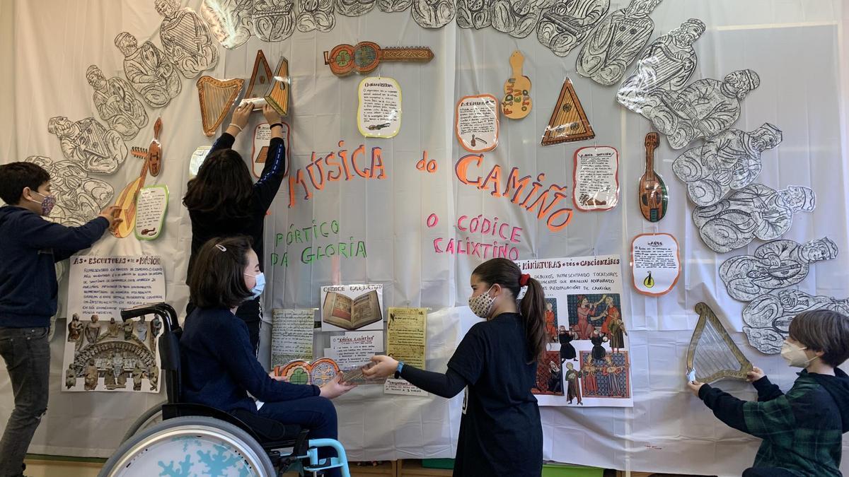 En el CEIP de Laredo, proceso de documentación para los disfraces sobre el Camino de Santiago.