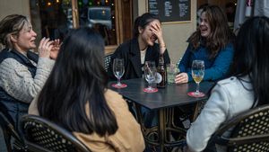 Un grupo de amigas de la generación millennial charlan en un bar en Barcelona.