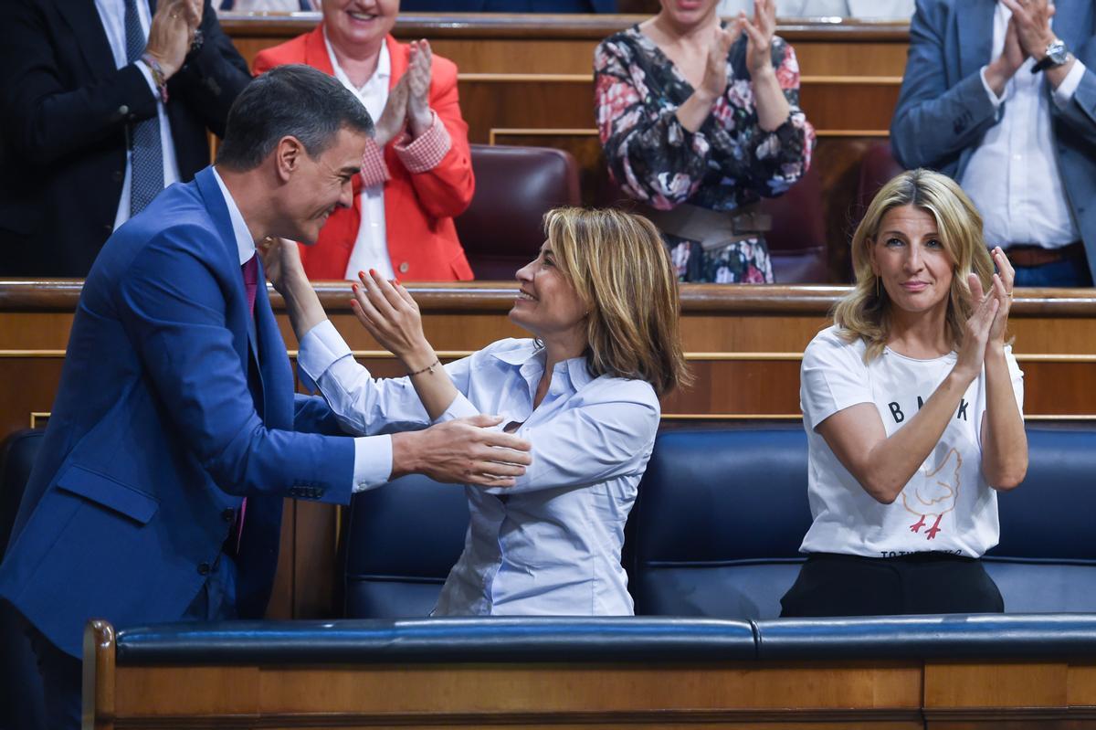 Pedro Sánchez y Raquel Sánchez felicitándose tras la aprobación de Ley de Vivienda en el Congreso de los Diputados