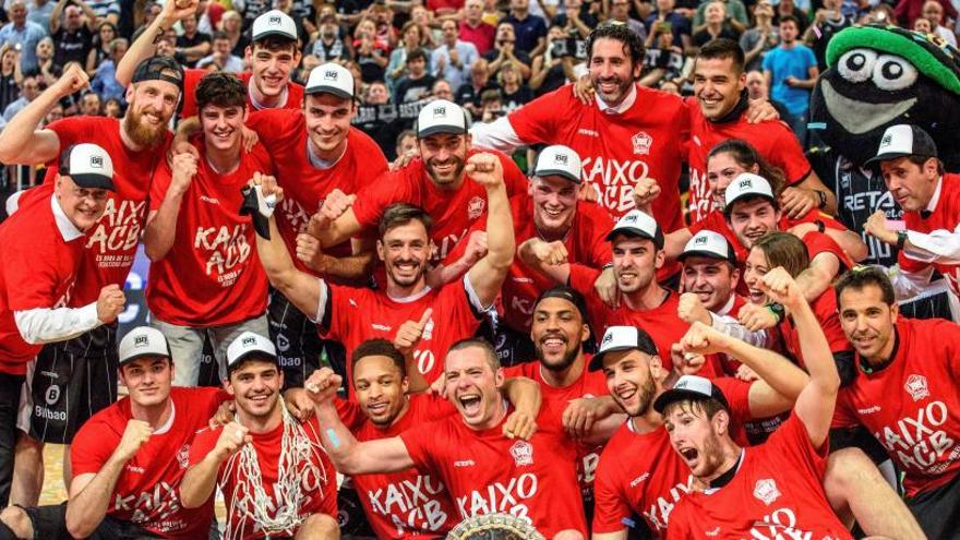 Los jugadores del Retabet Bilbao Basket celebran el triunfo tras la final de la Final a Cuatro de la LEB Oro de baloncesto.