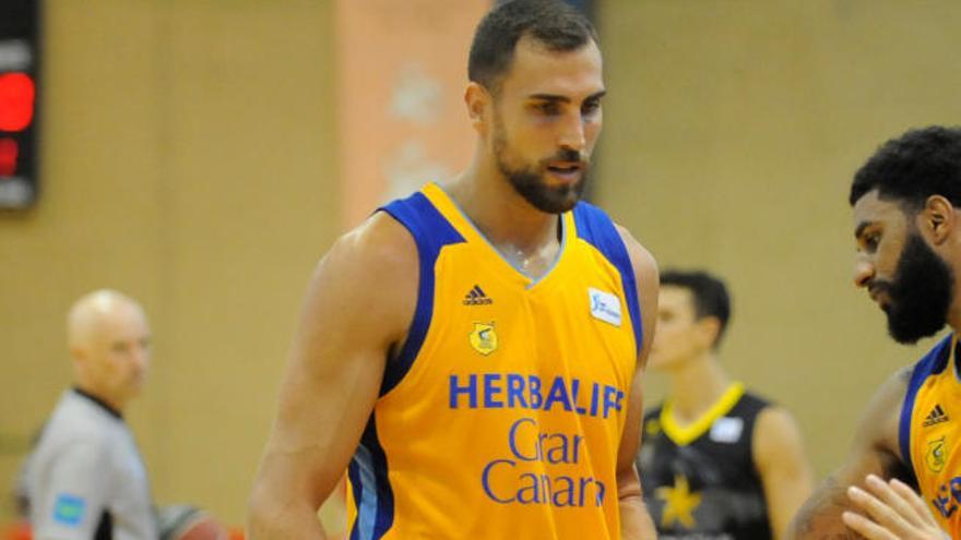 Pablo Aguilar, con el Gran Canaria, en un partido ante el Iberostar.