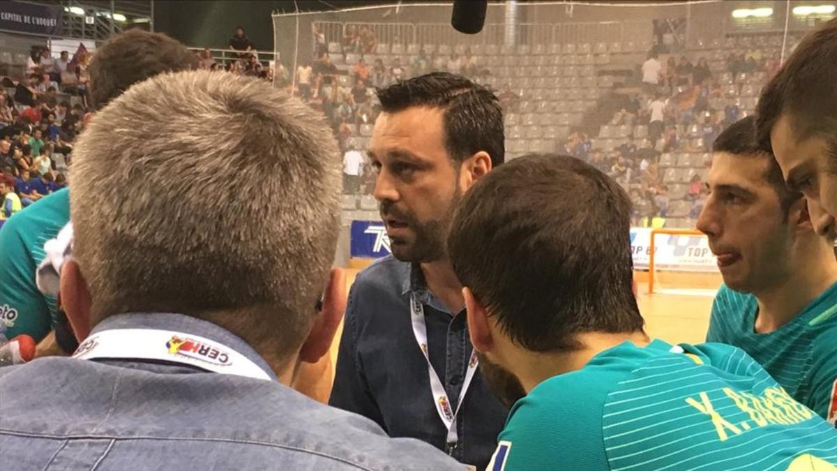 Ricard Muñoz dando instrucciones a su equipo durante la semifinal frente al Oliveirense