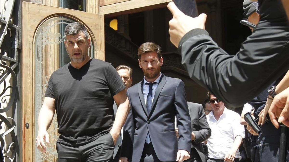 Messi abandona la Audiencia de Barcelona tras declarar en el juicio del 2 de junio del 2016.