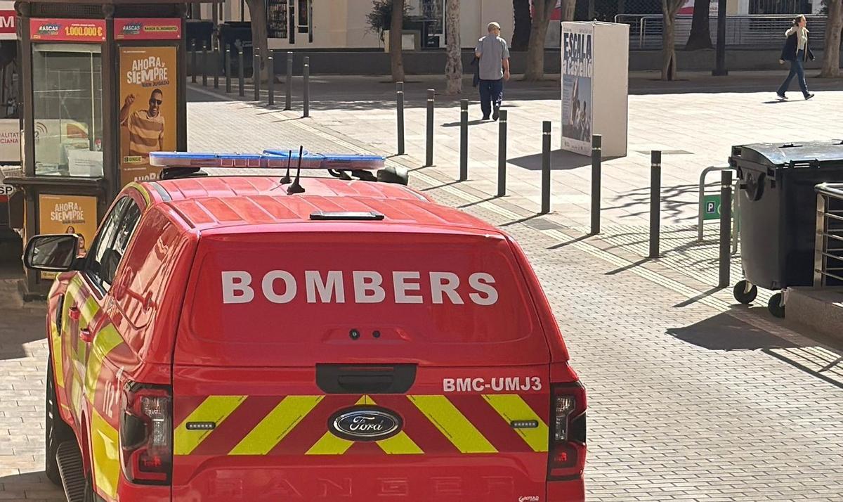 Vehículo de bomberos durante la intervención preventiva en el centro de salud tras los avisos registrados.