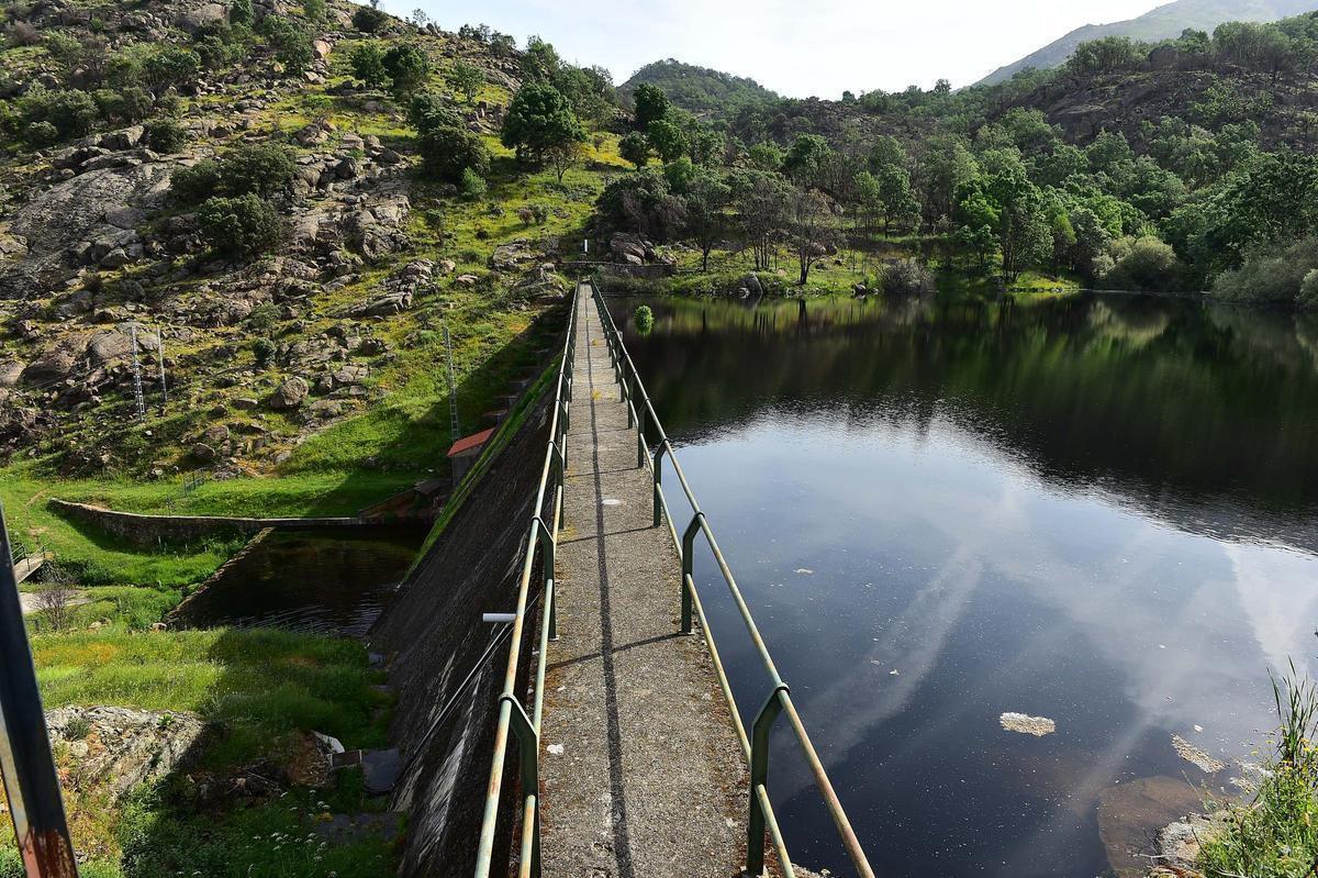 Fotogalería | Villar de Plasencia pide ayuda a la Junta para sustituir la toma flotante de la presa