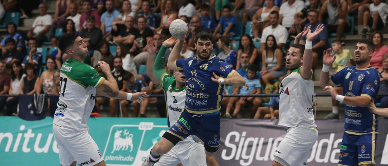 Santi López, uno de los destacados del duelo de ayer, lanza a puerta ante la mirada de los defensores del Anaitasuna.