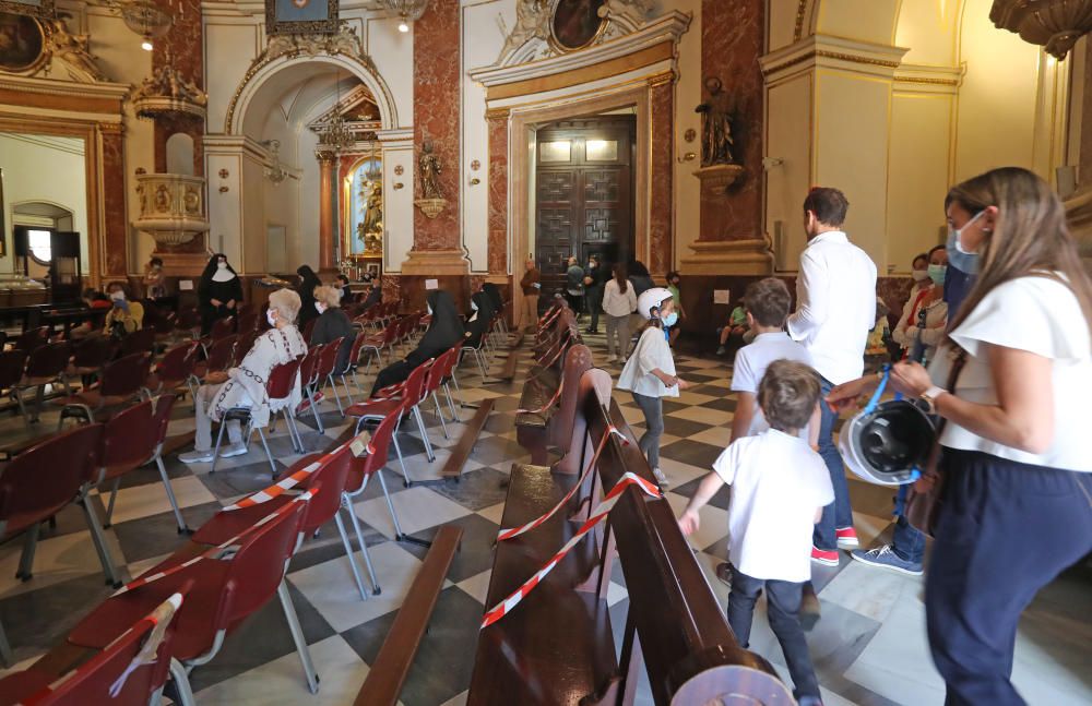 Puertas abiertas en la basílica el día de la festividad de la Virgen de los Desamparados.