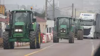 En directo | 300 tractores distribuidos estratégicamente cierran Extremadura