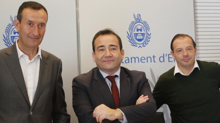 Carlos González, en el Ayuntamiento, junto a Manuel Illueca y Jesús Pareja