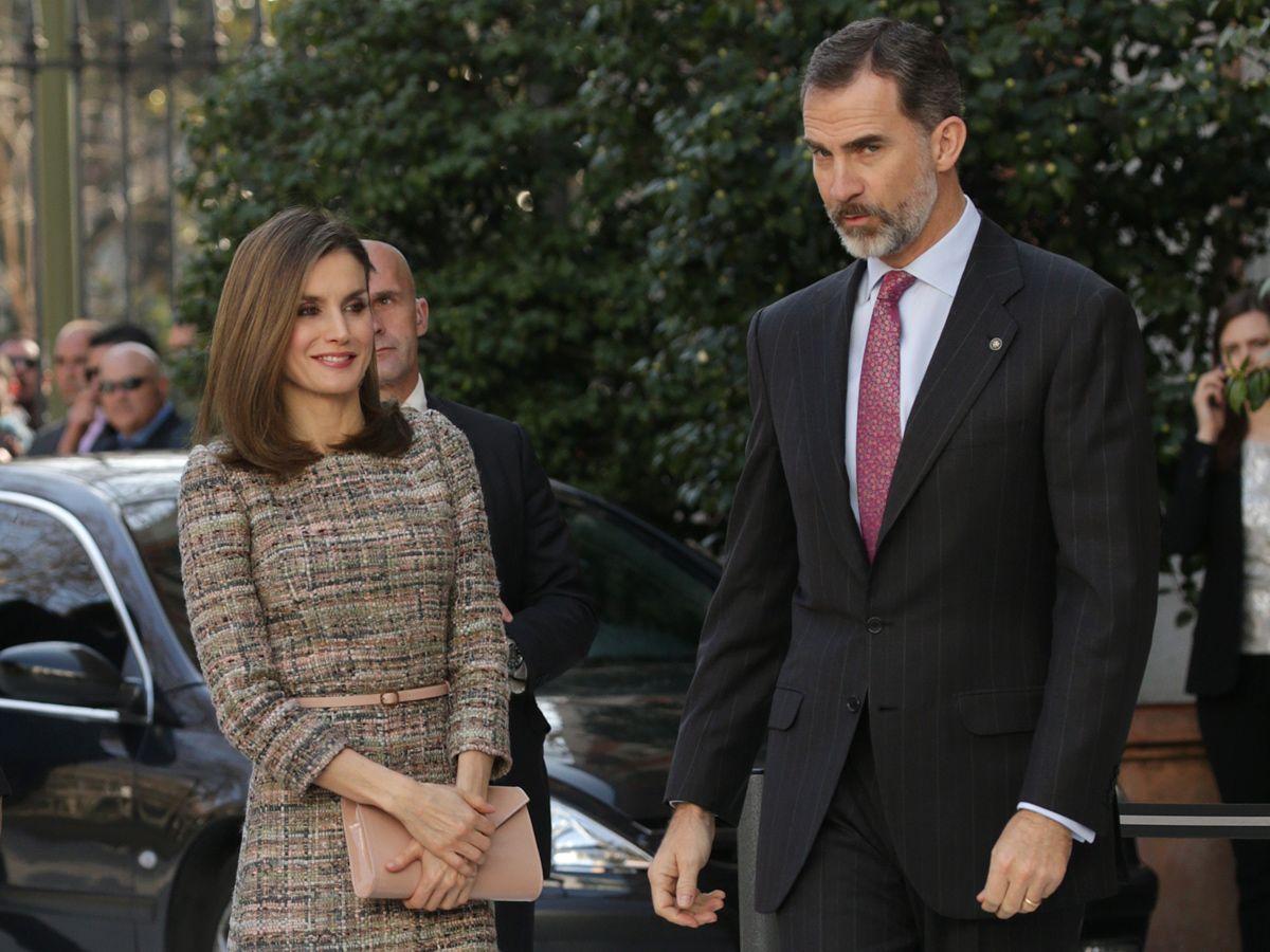 Letizia Ortiz con vestido de 'tweet' en tonos empolvados, con cinto y cartera en 'nude'