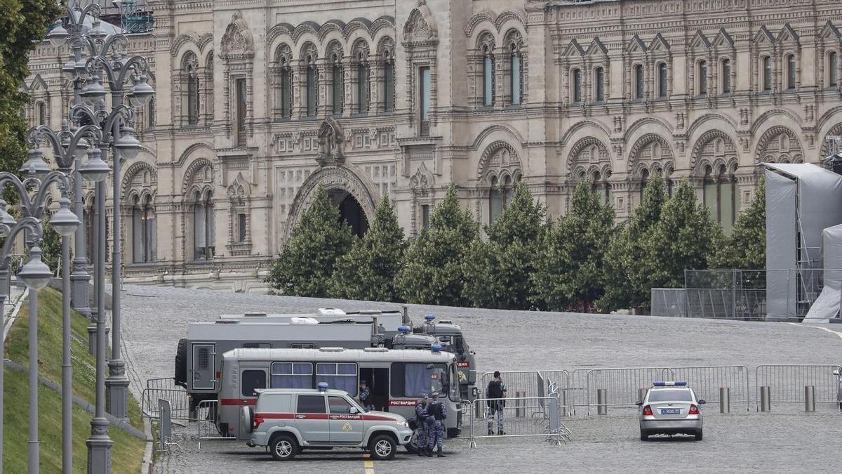 Policía rusa vigila las entradas a la Plaza Roja, como parte de las medidas antiterroristas lanzadas por el Gobierno tras las revuelta de los mercenarios del grupo Wagner.