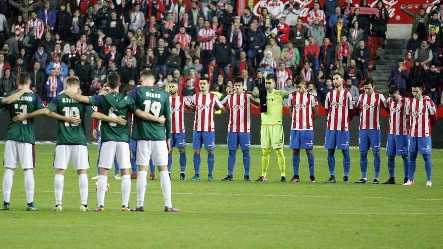 Jugadores de Sporting y Osasuna, durante el último partido entre ambos equipos en El Molinón.