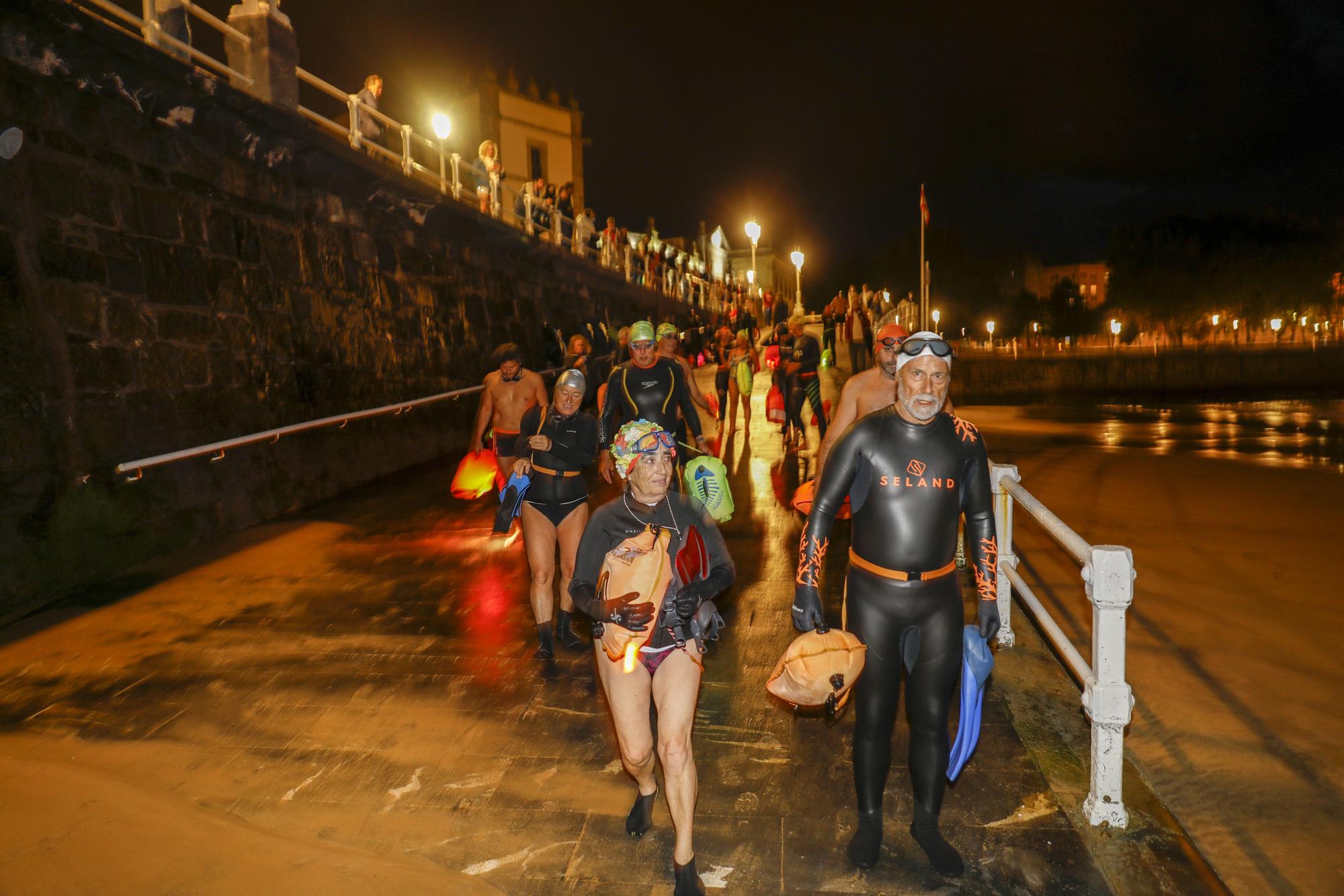 El grupo de bañista "Rampa 2" despide el verano con una travesía nocturna