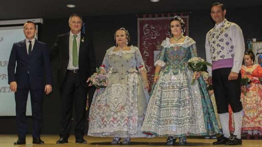 Mª Carmen Tórtola y Ainhoa Martínez, junto al alcalde Civera.