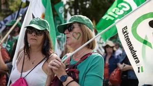 Dos mujeres se manifiestan.