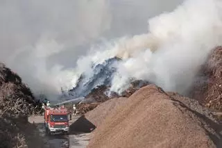 Espectacular incendio en el parque de biomasa de Mérida