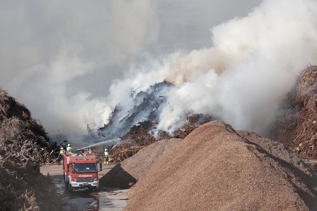 Fotogalería | Incendio en la planta de biomasa de Mérida