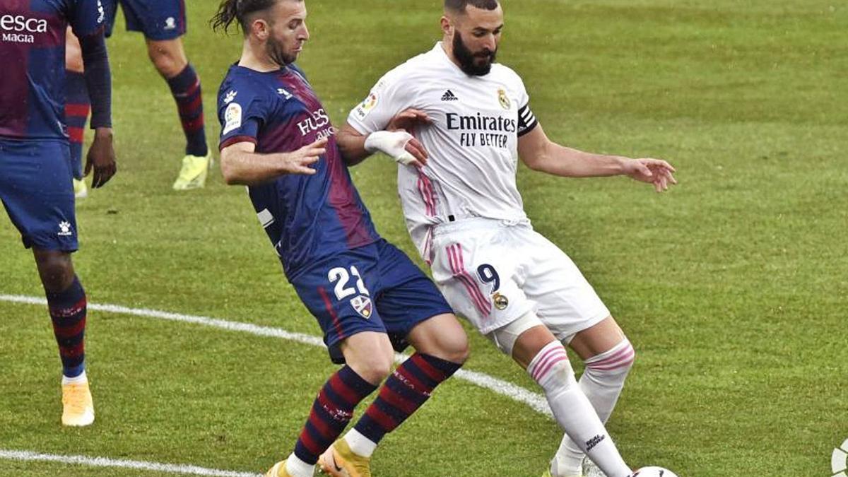 Gastón Silva presiona
a Benzemá durante
un partido del pasado
curso.  laliga