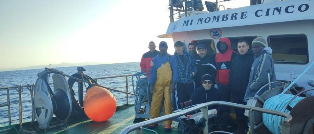 La tripulación del cerquero vigués “Mi Nombre Cinco”, durante la ruta hacia el Cantábrico.