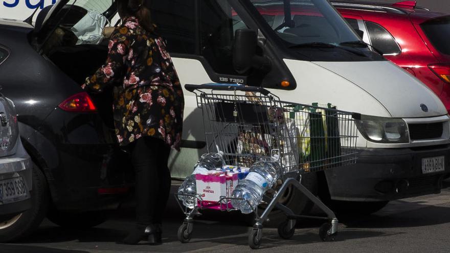 Una mujer con un carro de la compra lleno. RAFA ARJONES