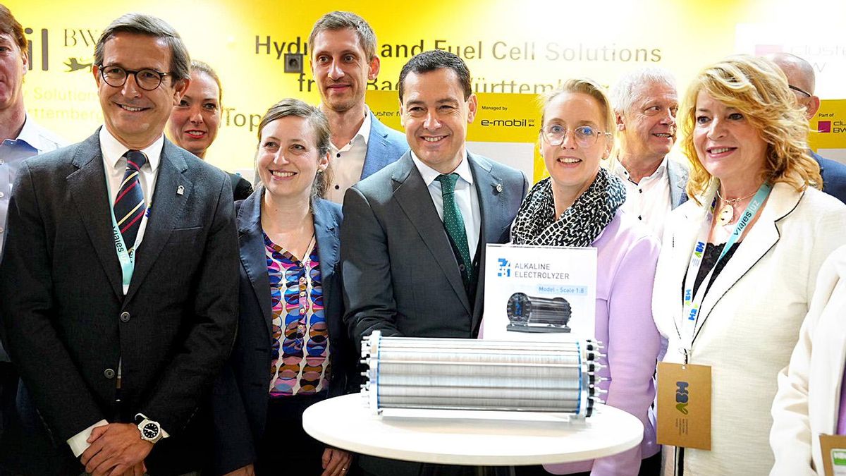 El presidente de la Junta de Andalucía, Juanma Moreno, junto a otras autoridades, en el II Congreso Nacional del Hidrogeno Verde que se celebra en Huelva.