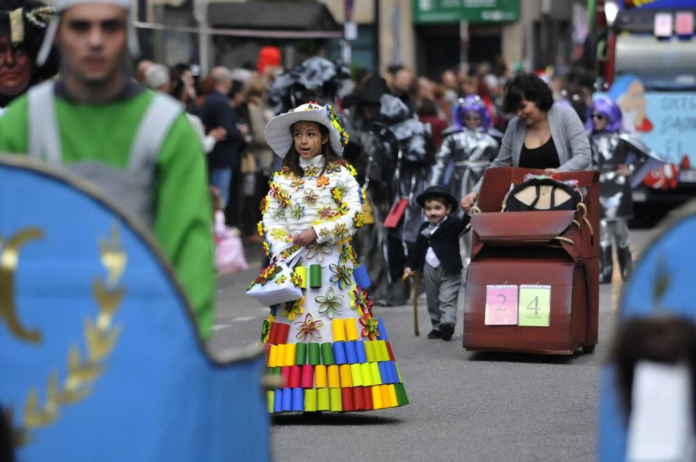 Participantes en el desfile del Antroxu en Pola de Lena.