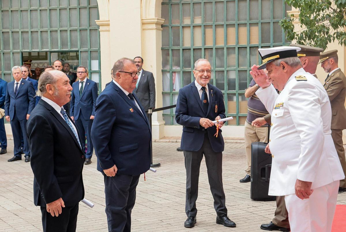 Uno de los diplomas de reservista honorífico recayó en el periodista Mariano Soriano.