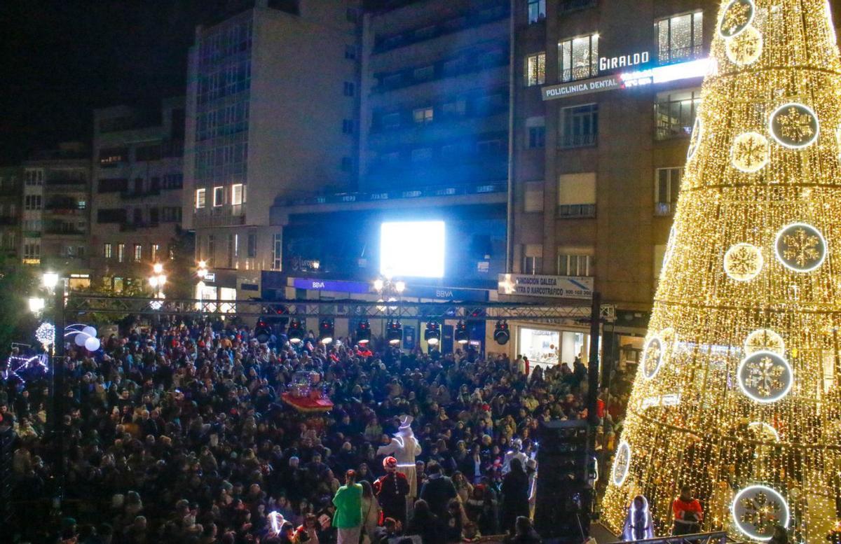 El árbol, ya encendido, presidió una abarrotada plaza de Galicia. |  // IÑAKI ABELLA