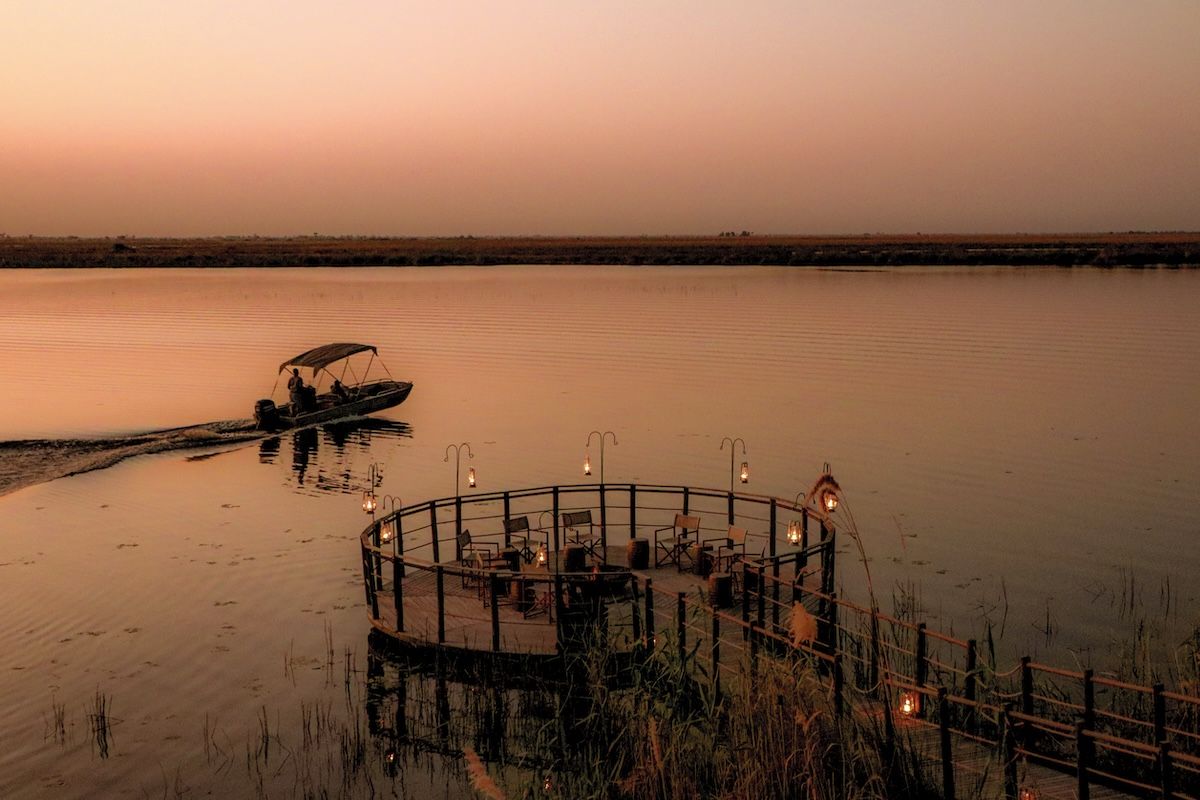 Muelle del campamento DumaTau, de la compañía Wilderness.