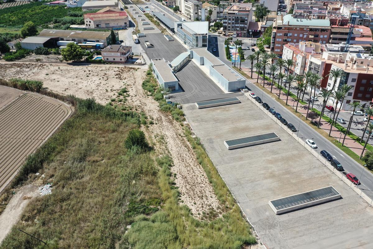 Imagenes de la zona 12 que el Ayuntamiento quiee reordenar como área comercial entre las carreteras de Arneva y Bigastro y la losa del Ave