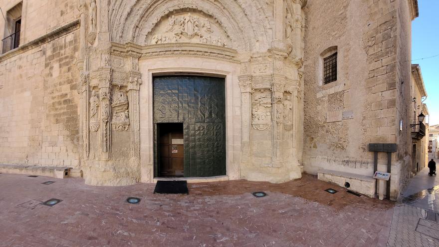 La iglesia de Biar vuelve a mostrar la historia de su fachada oculta por cuatro capas de yeso
