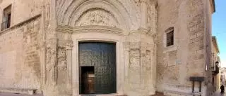 La iglesia de Biar vuelve a mostrar la historia de su fachada oculta por cuatro capas de yeso