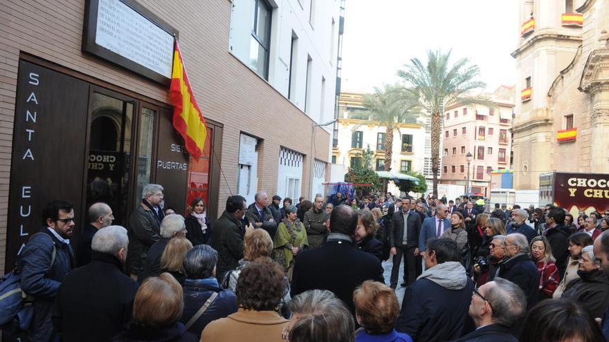 La placa conmemorativa reintegrada fue descubierta por el alcalde de Murcia.