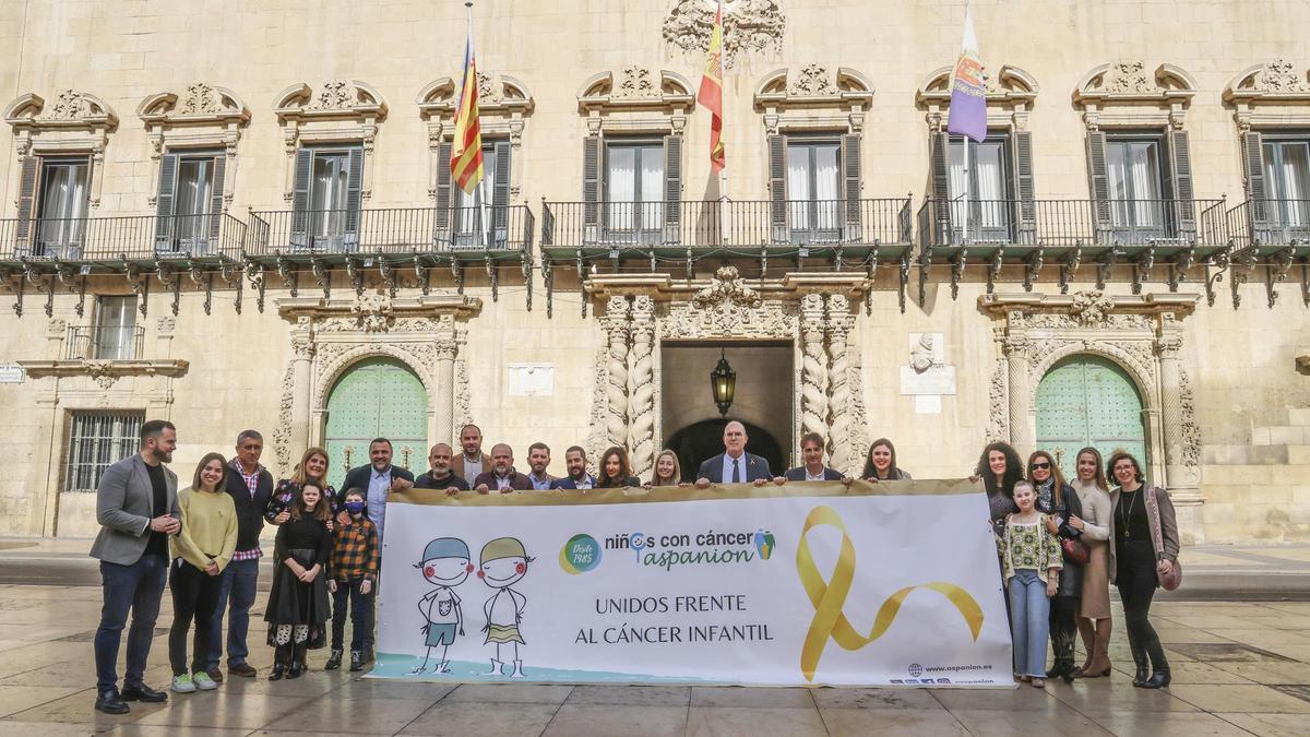 Pancarta en el Día del Cáncer Infantil este jueves en la plaza del Ayuntamiento de Alicante