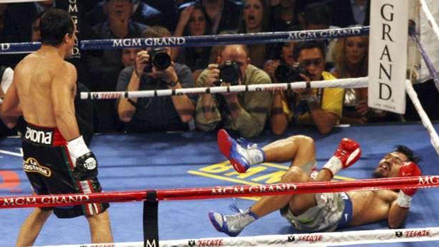 Pacquiao cae noqueado tras ser golpeado por Márquez. / efe / b. sweet