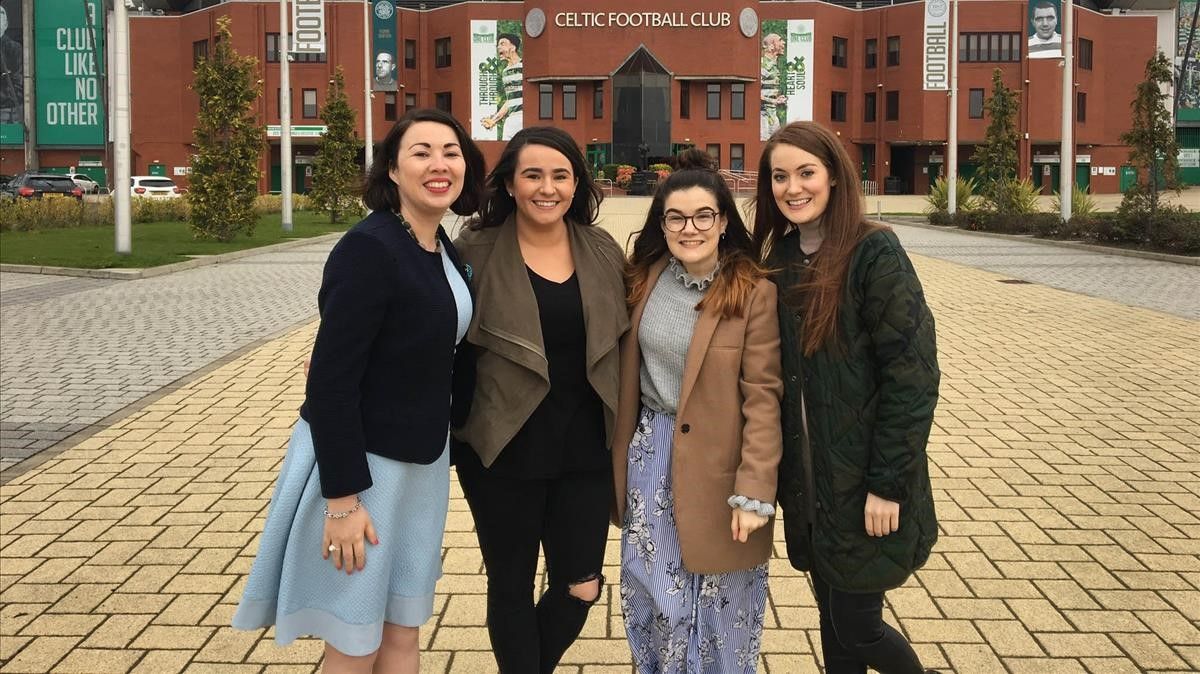 Monica Lennon,  Orlaith Duffy, Erin Slaven y Mikaela McKinley, ante el estadio de los Celtics.