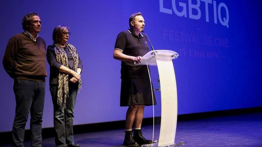 Vicente Domínguez, Mariví Monteserín y Borja Ibaseta, en el atril, ayer, en el auditorio del Centro Niemeyer en la inauguración oficial del Festival de cine LGBTIQ.