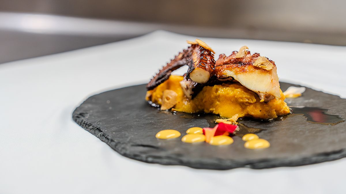 Pulpo a la brasa sobre puré de calabaza, una de las propuestas que muestran la riqueza gastronómica de la Ribeira Sacra