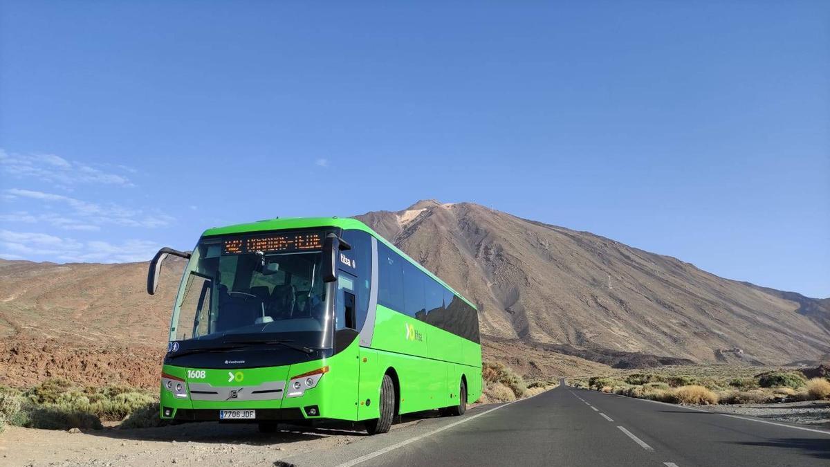 Una guagua en el Parque Nacional del Teide