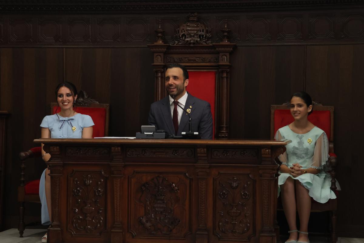 El alcalde de Sagunt y las anteriores Falleras Mayores en el acto de elección.