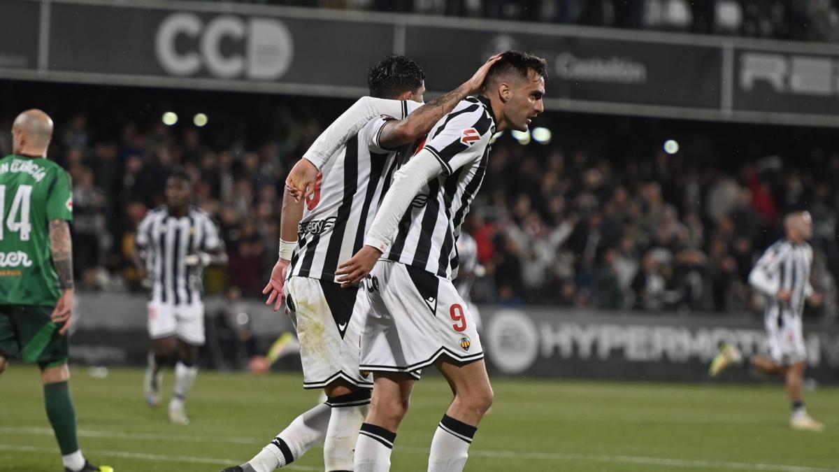 Alberto y De Miguel celebran el 2-2 del Castellón.