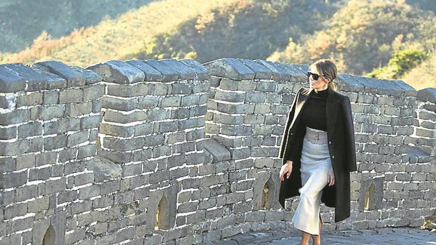 Melania, en la Gran Muralla sin sus tacones