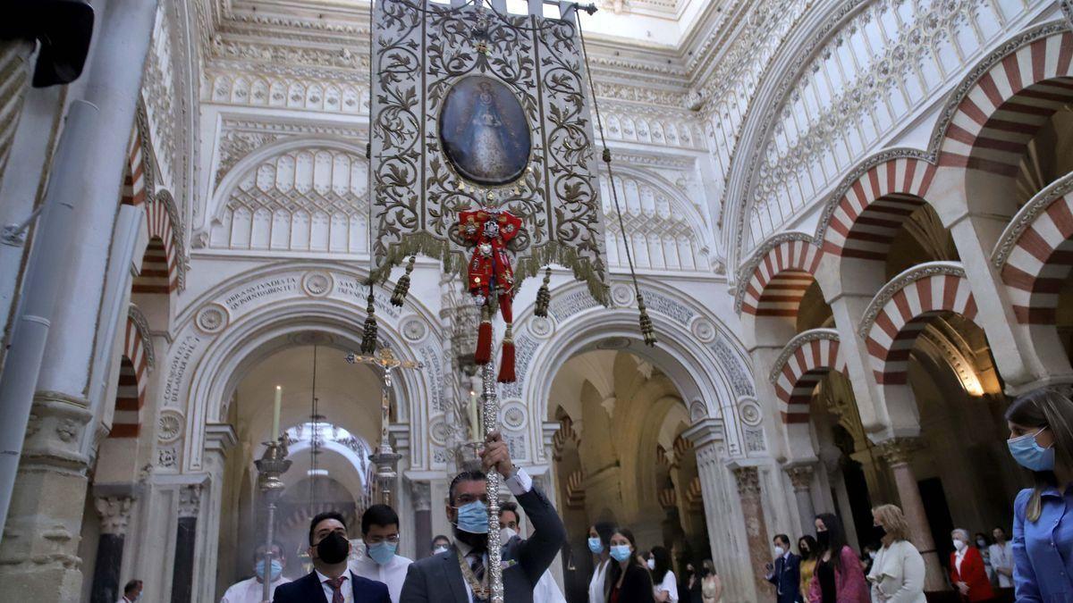 Simpecado de El Rocío en una visitaa la Catedral de Córdoba.