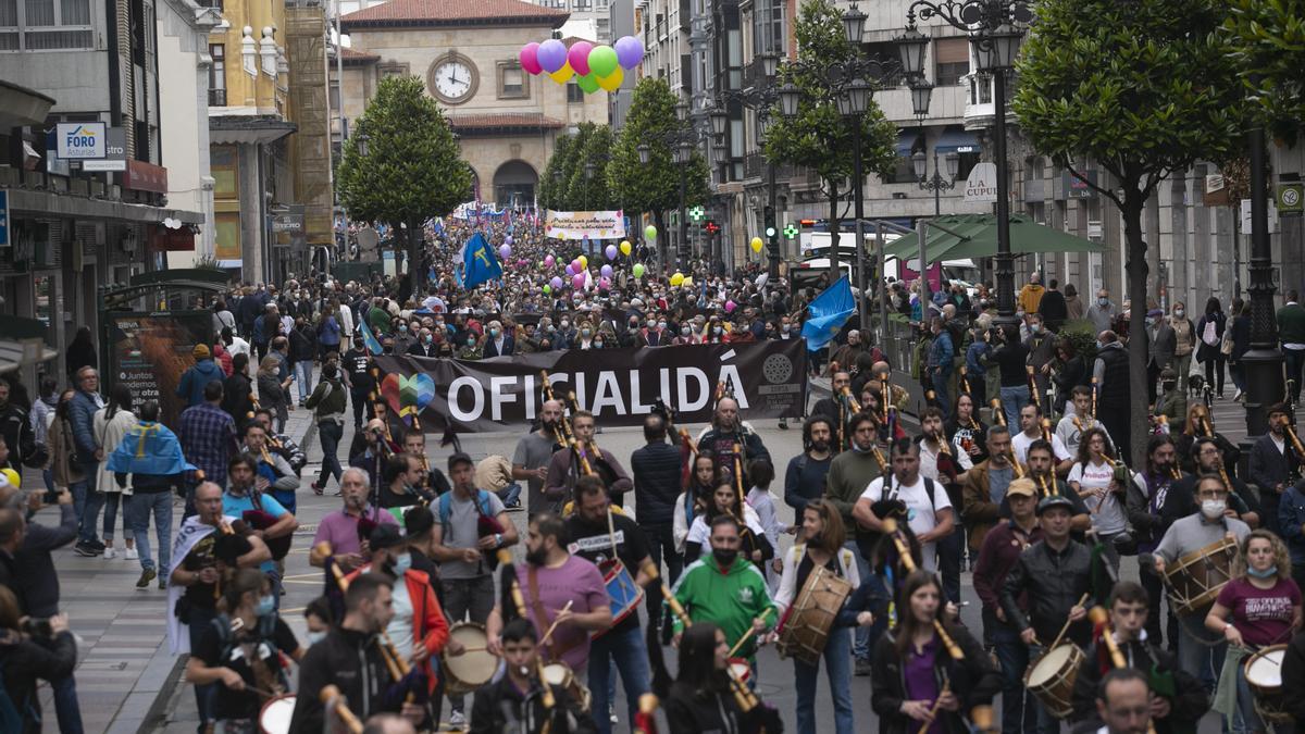 Los partidarios de la cooficialidad del asturiano se manifiestan en Oviedo