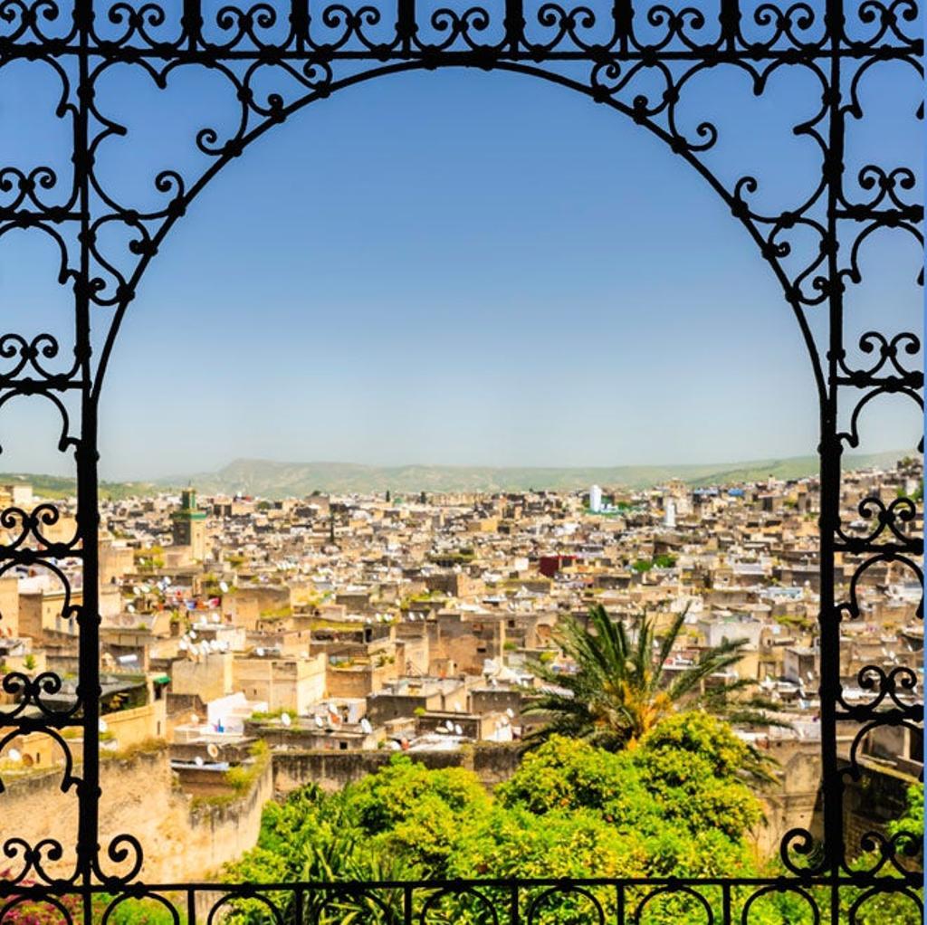 Fez  La Medina de Fez, en Marruecos, es la parte más antigua de la ciudad. Construida en forma de laberinto es la más grande del mundo y contiene algunos de los edificios más bonitos del país. Perderse entre sus calles es un placer en cualquier momento pero las primeras luces del día la convierten en especial. ¡Muy buenos días!