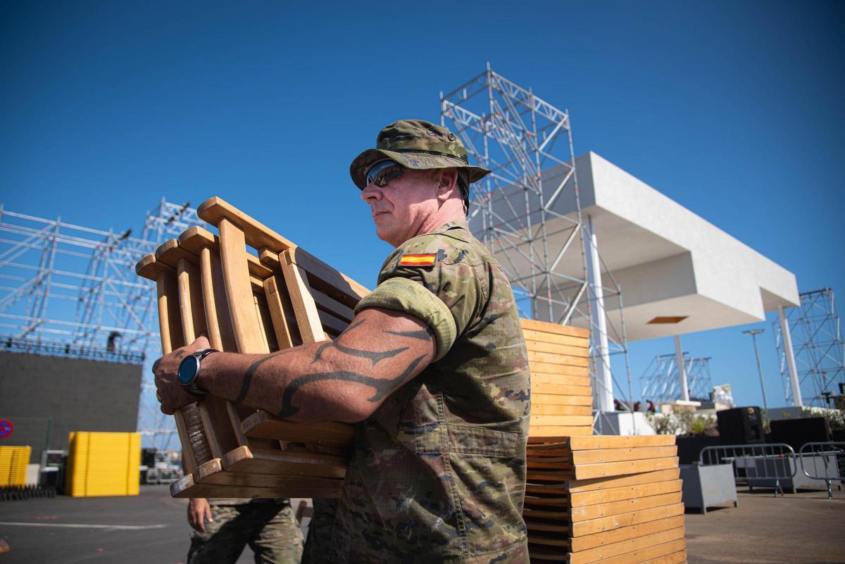 El Ejército coloca las sillas para la misa del papa León XIV en el puerto de Santa Cruz de Tenerife